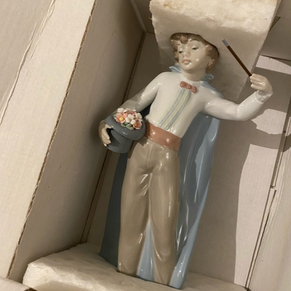 (No.9)  lladro figurines with box